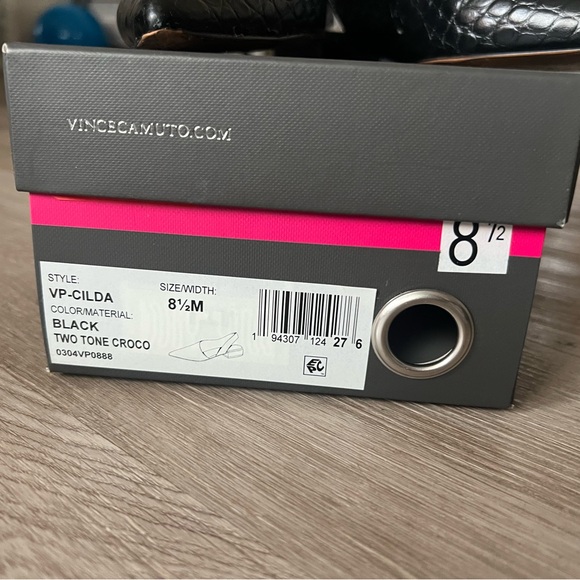 Vince Camuto Black Croc-Embossed Flats - Picture 4 of 6